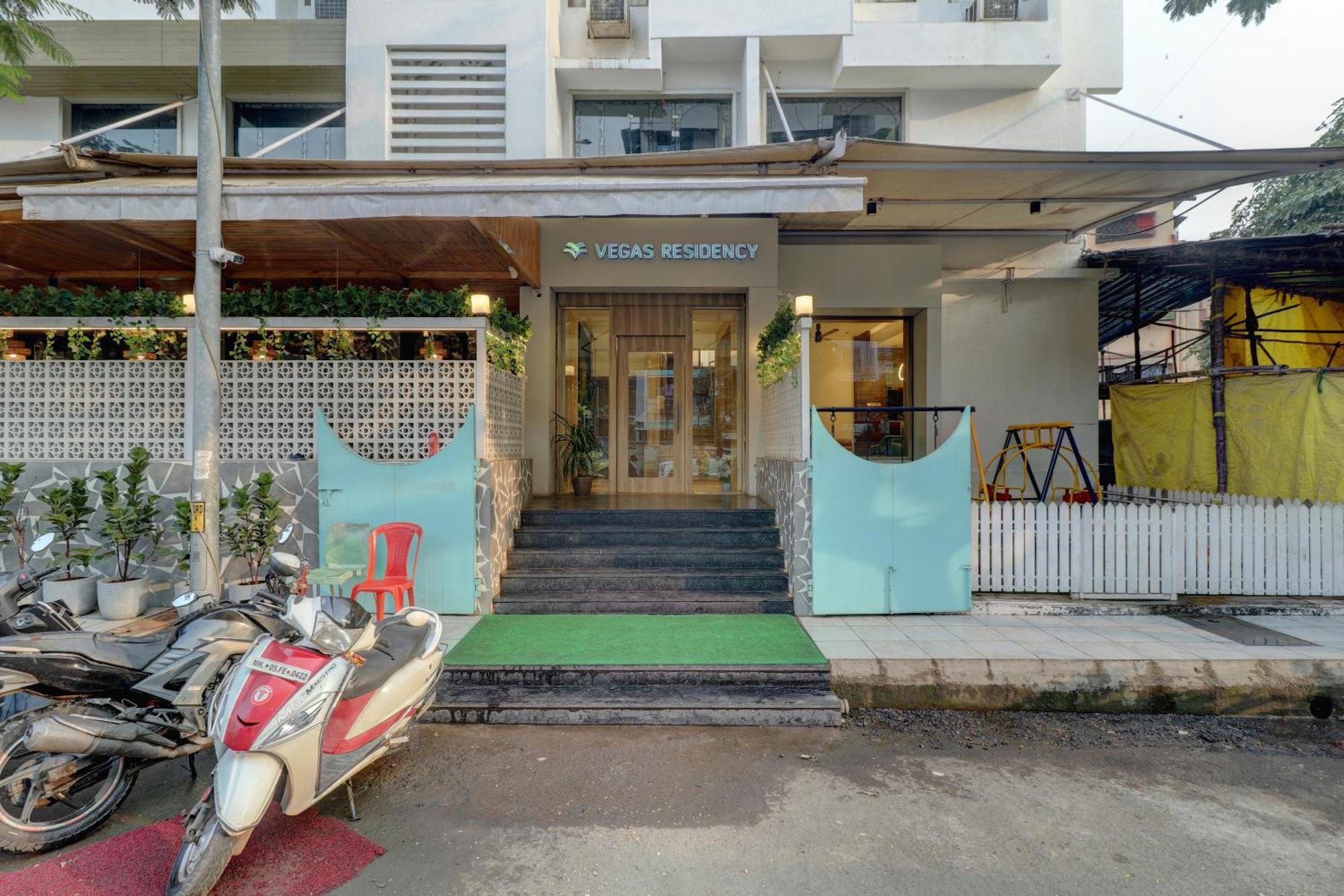 Hotel Vegas Residency Kalyān Esterno foto