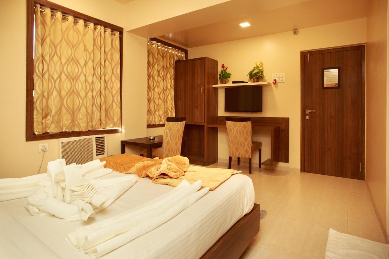 Hotel Vegas Residency Kalyān Esterno foto